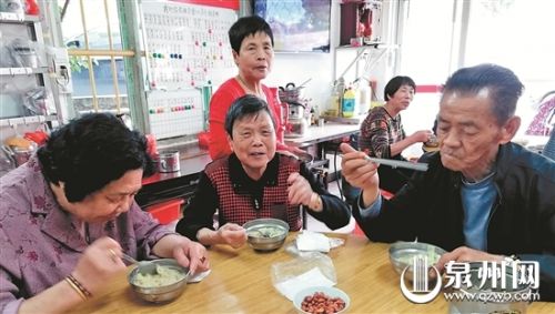 老人歡聚一堂，共享免費午餐。