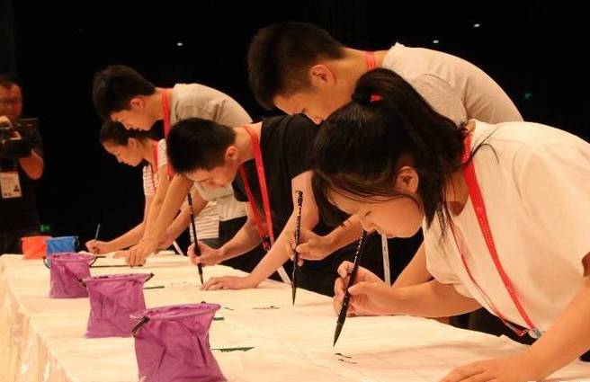 參賽選手正在比賽現(xiàn)場進行創(chuàng)作 東南網記者林峰峰 攝.jpg