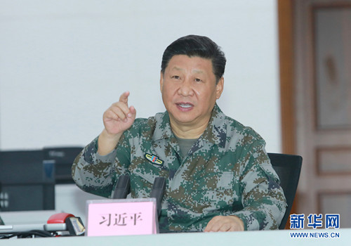 10月25日上午，中共中央總書記、國家主席、中央軍委主席習(xí)近平到南部戰(zhàn)區(qū)視察調(diào)研。這是習(xí)近平視察指揮大廳，實地了解戰(zhàn)區(qū)聯(lián)合作戰(zhàn)指揮體系構(gòu)建運行情況，勉勵戰(zhàn)區(qū)發(fā)揚改革創(chuàng)新精神，持續(xù)深化實踐探索，加快把指揮能力搞過硬。 新華社記者李剛攝