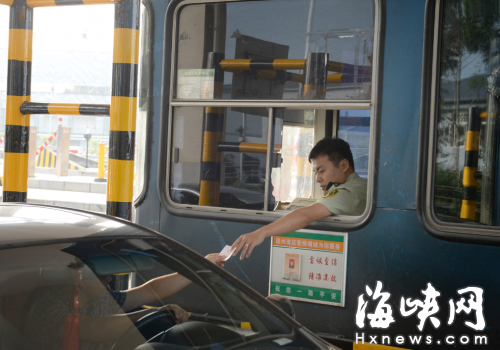 高速收費站收費員長期在這樣的環(huán)境中工作，影響健康