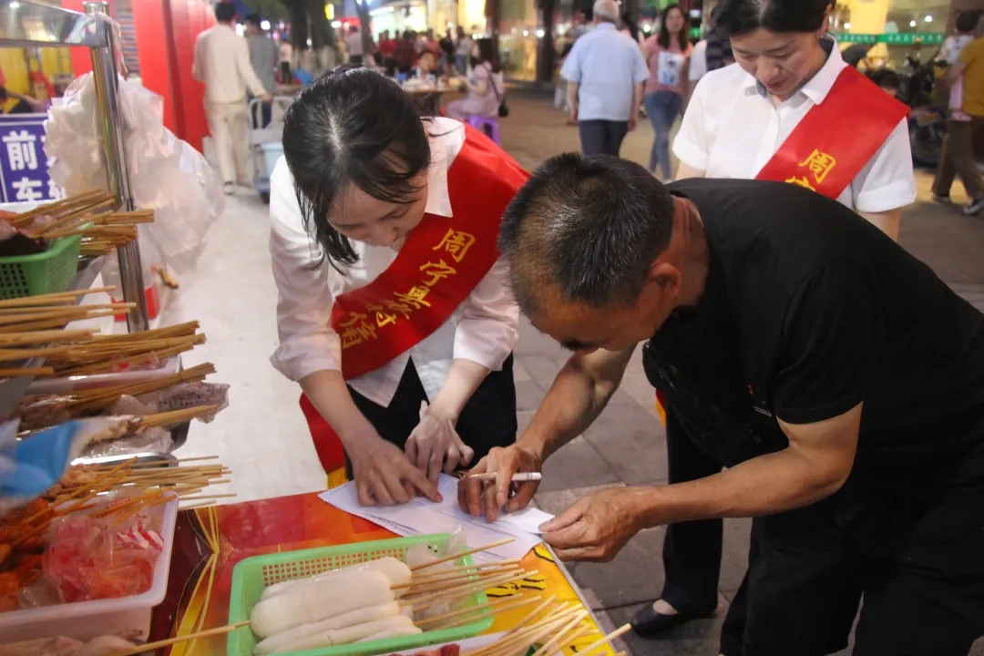 周寧聯(lián)社一對(duì)一、點(diǎn)對(duì)點(diǎn)為商戶辦理二維碼服務(wù)夜市經(jīng)濟(jì)發(fā)展.webp.jpg