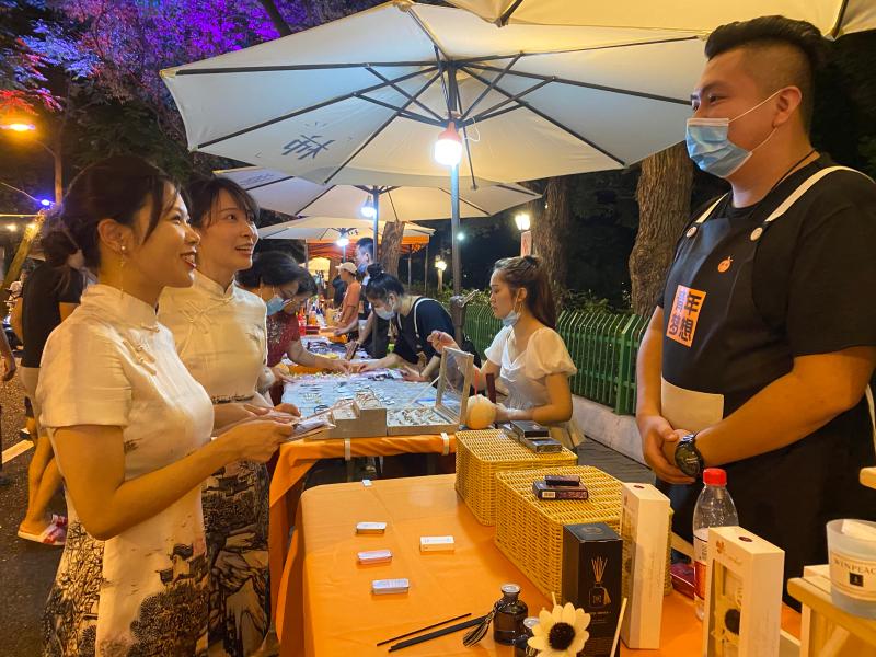 （頭條）福州農(nóng)商銀行旗袍支行員工走進夜市了解攤主金融服務需求。.jpg