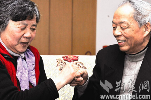 楚天金報(bào)訊 “50年了，我終于牽起了你的手?！?記者劉蔚丹攝) 遲來的愛同樣芬芳