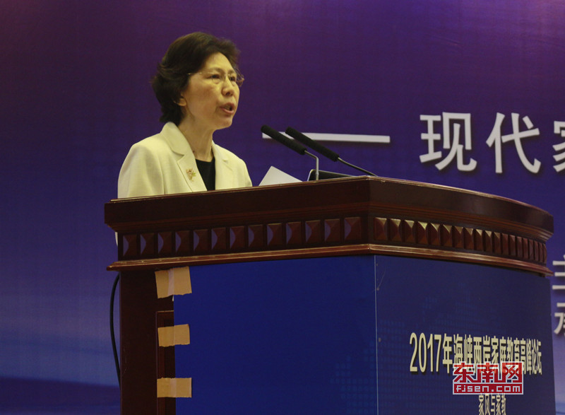 2、全國(guó)人大法律委委員,中國(guó)家庭教育學(xué)會(huì)常務(wù)副會(huì)長(zhǎng),全國(guó)婦聯(lián)原副主席、書記處書記趙東花出席論壇并致辭.jpg