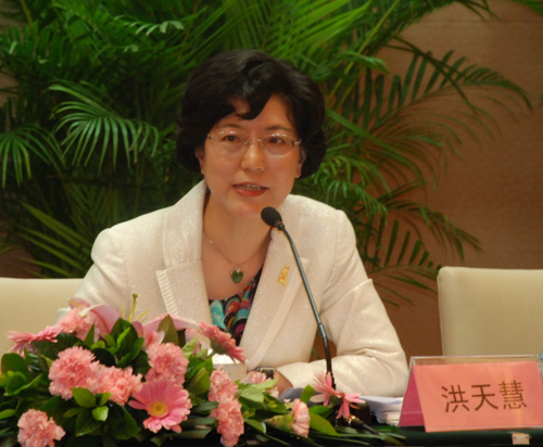 全國婦聯(lián)副主席、書記處書記洪天慧