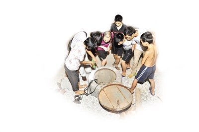 小孩墜井大喊救命？ 抽干井水里面沒(méi)人