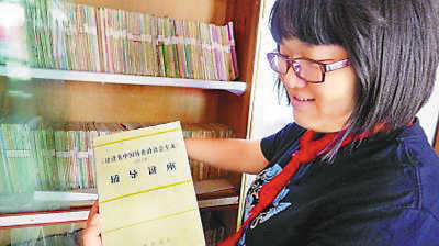 8月28日，在一所學(xué)校的圖書室里，小西隨手從書柜中拿出一本原有的書，里面大多是十幾年前出版的舊書。