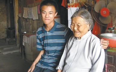 胡勝平對(duì)奶奶很依戀。
