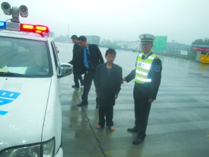 　高速公路執(zhí)法人員把劉華帶往服務(wù)站休息。