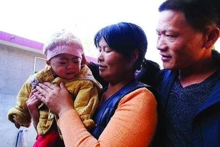 夫妻撿到患先天性心臟病棄嬰舉債為其治?。▓D）