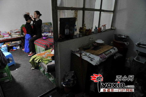  10月27日，一間不足12平方米的小屋被隔成兩個(gè)小間，一個(gè)是廚房一個(gè)是臥室。放學(xué)回家后媽媽就要給她化妝，做好演出前的準(zhǔn)備。亞心網(wǎng)記者 李遠(yuǎn)新 攝