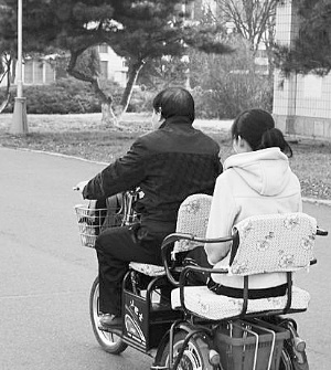 穿梭于吉大校園內(nèi)的紅色三輪車很是惹眼。