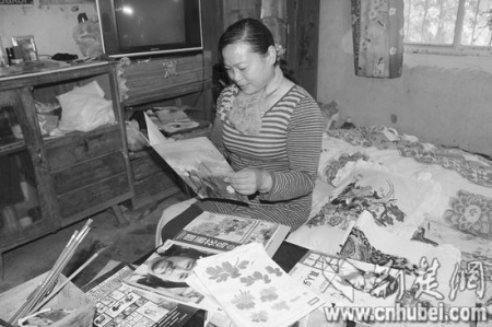 農婦癡心學畫30年曾得到名師指點（圖）