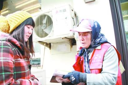 　昨日，鐘蕊捧著一摞雜志送給大娘，安慰她說：“別難過了，雜志找到了！是派出所的民警幫你找到的，讓我?guī)兔λ瓦^來。別因?yàn)檫@事兒傷了身體。 ” 記者 李書揚(yáng) 攝