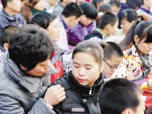 感恩班會上，兩人像母女一樣交流。張春江 攝