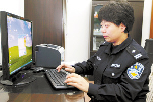 安排好了孩子，馮警官又上網(wǎng)了解情況。