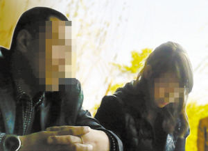 前來與記者洽談“業(yè)務(wù)”的王某(身邊就是那個19歲的女孩)。