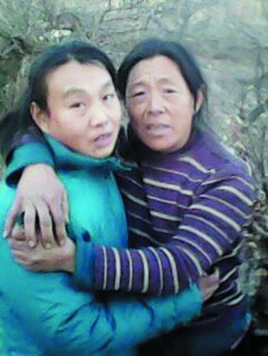 　　見面后，李桂芳和女兒緊緊相擁。圖片由李桂芳家人提供