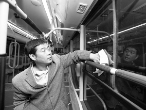 出車前，王賓華仔細清潔車廂