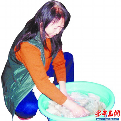 王肖虹每天要給母親洗200多塊尿布。