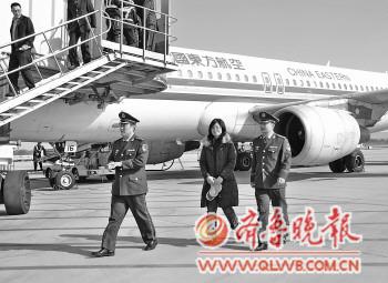 21日上午，一名偷渡者(中)回國自首?！∮浾?熊戈措 攝