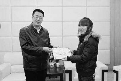　沈陽團市委書記邢鵬為楊艷艷頒發(fā)了沈陽市“優(yōu)秀共青團員”榮譽證書“及1萬元助學基金。