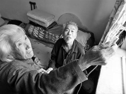 　　李功捷在家里打著點(diǎn)滴，已經(jīng)80歲的母親李淑芳說，就算是到了100歲也要照顧好這個(gè)兒子。 記者 王迪 攝