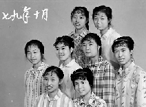 1979年10月，這一次，變化悄悄顯現(xiàn)，有人燙起了新潮的發(fā)型，梳起了卷卷的劉海。