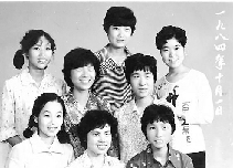 　1984年10月1日，不知是不是短發(fā)流行，女孩們形象大變，8個(gè)人中有6個(gè)剪短了頭發(fā)。