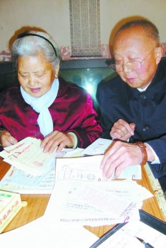 蘭芝柏夫婦在清理多年的捐款單。
