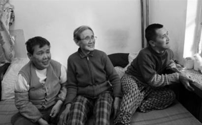 　吳淑貞老人(中)和兒子古金成(右)、女兒古敏在一起，她說(shuō)：“媽活著有一口氣，就不能放棄你們！ ” 記者 孫振芳 攝