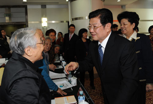 王兆國(guó)、陳至立與出席會(huì)議的全國(guó)婦聯(lián)老領(lǐng)導(dǎo)親切交談。記者徐建軍攝
