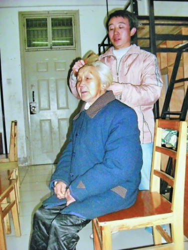 張義波給外婆梳頭。 