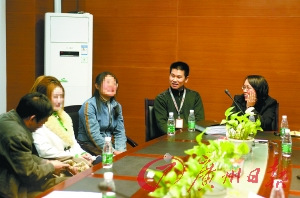 母親6年前刀割女兒雙耳被判刑6年后互相寬?。▓D）