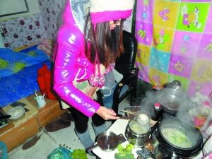 丁根秀在租住地為男友弄飯。