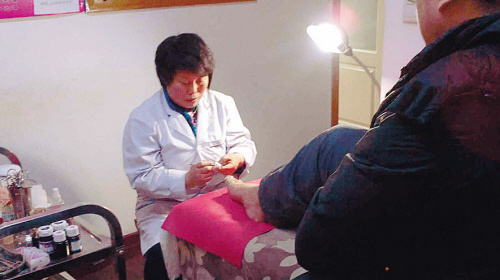 李子娟給空巢老人免費修腳，一干就是11年