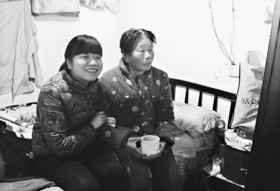 將滿18歲的成妮一直沒有戶口，現(xiàn)與身患老年癡呆的姑媽相依為命。記者劉斌 攝 