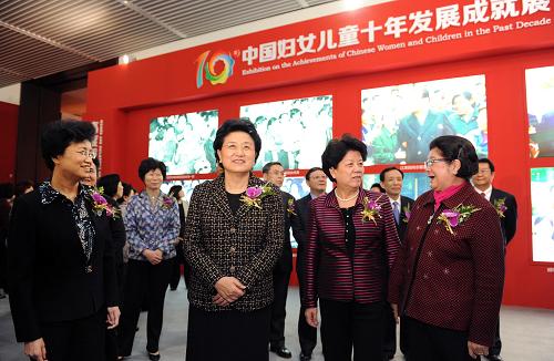  3月6日，中共中央政治局委員、國務(wù)委員劉延?xùn)|在北京出席“中國婦女兒童十年發(fā)展成就展”開幕式并參觀展覽。新華社記者 謝環(huán)馳 攝 