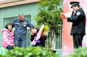 昨日，墊江監(jiān)獄，服刑人員王盛強與身患尿毒癥的女兒小梅及家人見面，痛哭失聲。監(jiān)獄長胡鑫念出給小梅的回信。(記者 王海 攝)