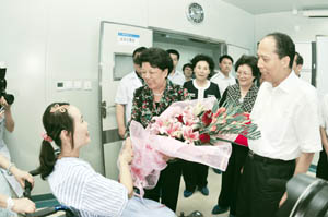 圖為7月3日，陳至立看望最美女教師張麗莉。(謝景剛/攝)