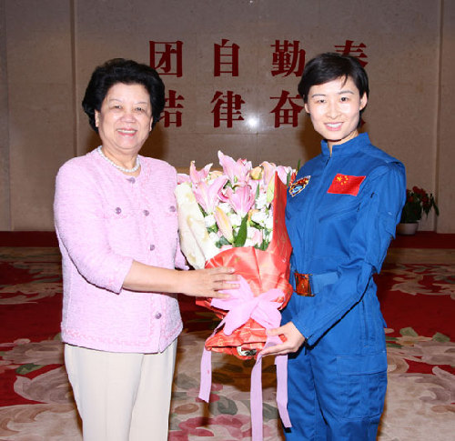 7月30日全國人大常委會副委員長、全國婦聯(lián)主席陳至立接見航天員劉洋 秦憲安攝