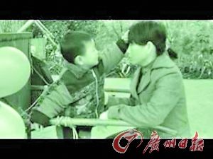 學(xué)生拍的視頻中，濤濤為媽媽擦汗。