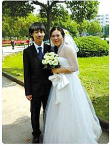 寧波大學科技學院兩同學畢業(yè)證結(jié)婚證一起領。 圖片來源：寧波日報