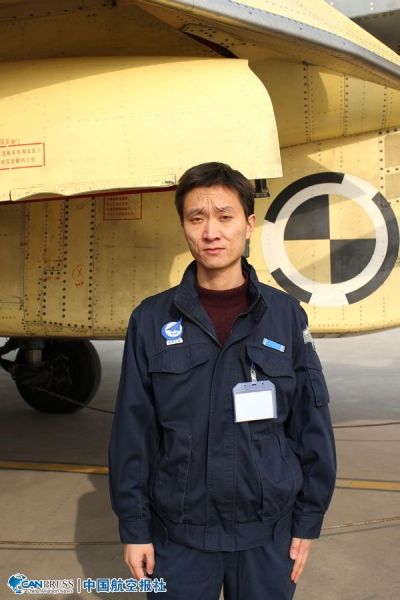 中國(guó)“航母style”第一人，中航工業(yè)試飛中心飛行部機(jī)務(wù)二大隊(duì)黨支部副書記兼副大隊(duì)長(zhǎng)沈意。