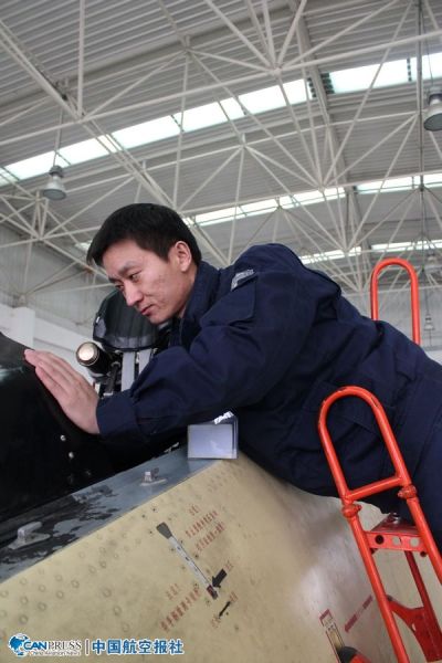 中國“航母style”第一人，中航工業(yè)試飛中心飛行部機務二大隊黨支部副書記兼副大隊長沈意。
