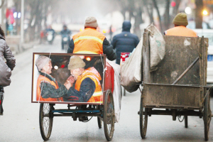 　■三輪車后邊的這幅照片感動了眾多網友，這對環(huán)衛(wèi)工老兩口已經相伴走過了50年。 　