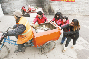 　■熱心人士幫大媽推車。 　