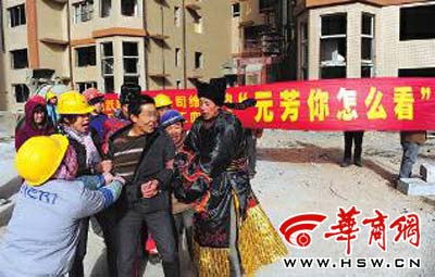 昨日，農民工們拉著勞務公司經理要錢，經理說是甲方一直沒有支付進度款項，他也討要了多次 本報記者葉原攝