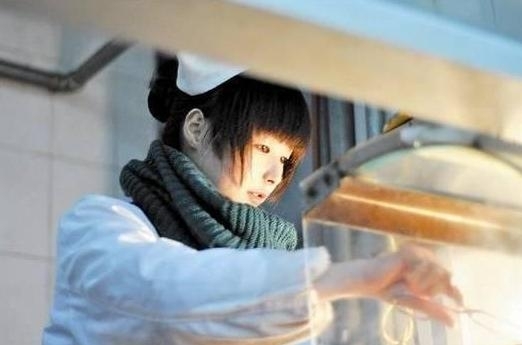 華中師大東二食堂的一名22歲女服務(wù)員則因外貌清純似10余歲的少女，周邊高校大學(xué)生稱為“華師萌廚娘”。