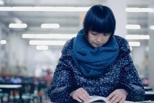 空閑時間，易丹喜歡靜靜地看書。